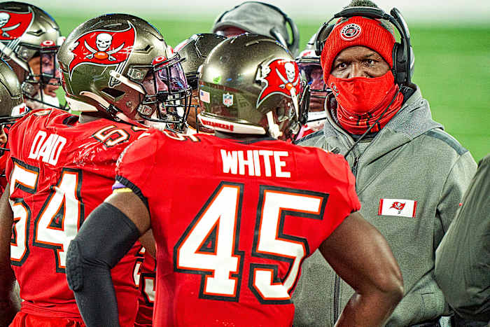 Todd Bowles talks to linebackers Devin White and Lavonte David on the sideline during a 2020 Bucs game