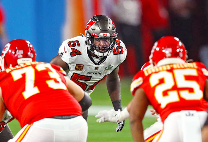Bucs linebacker Lavonte David looks into the Chiefs backfield before the snap during Super Bowl LV