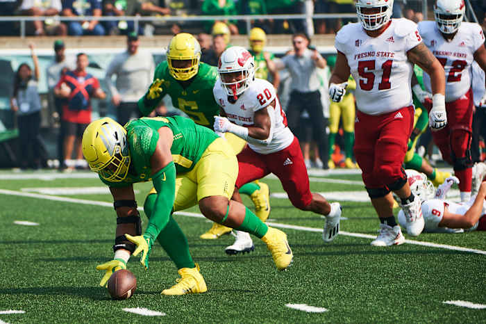 Mase Funa recovers a fumble following a strip sack by Kayvon Thibodeaux against Fresno State at Autzen Stadium.