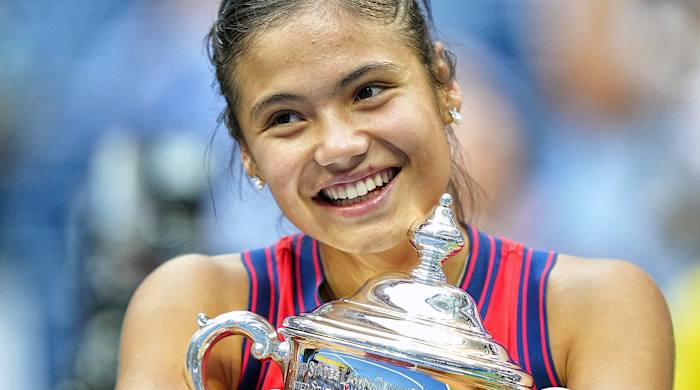 Emma Raducanu wins 2021 U.S. Open women's singles.