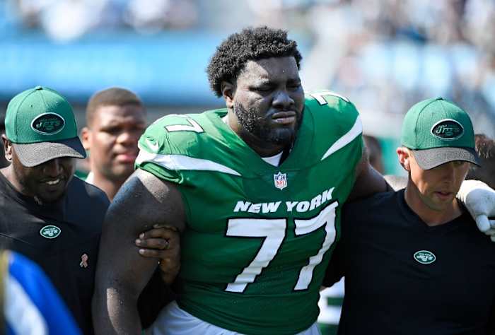 Jets LT Mekhi Becton suffers knee injury