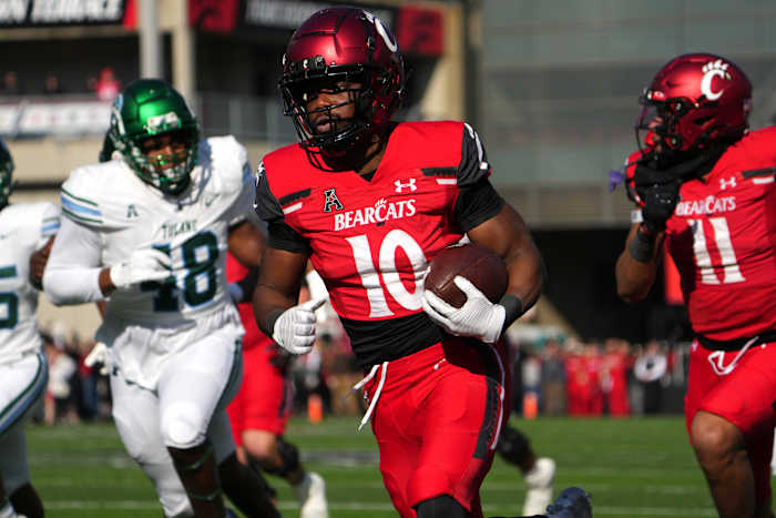 Cincinnati Bearcats running back Charles McClelland (10) scores a touchdown in the second quarter during a college football game against the Tulane Green Wave, Friday, Nov. 25, 2022, at Nippert Stadium in Cincinnati. Ncaaf Tulane Green Wave At Cincinnati Bearcats Nov 25 0179