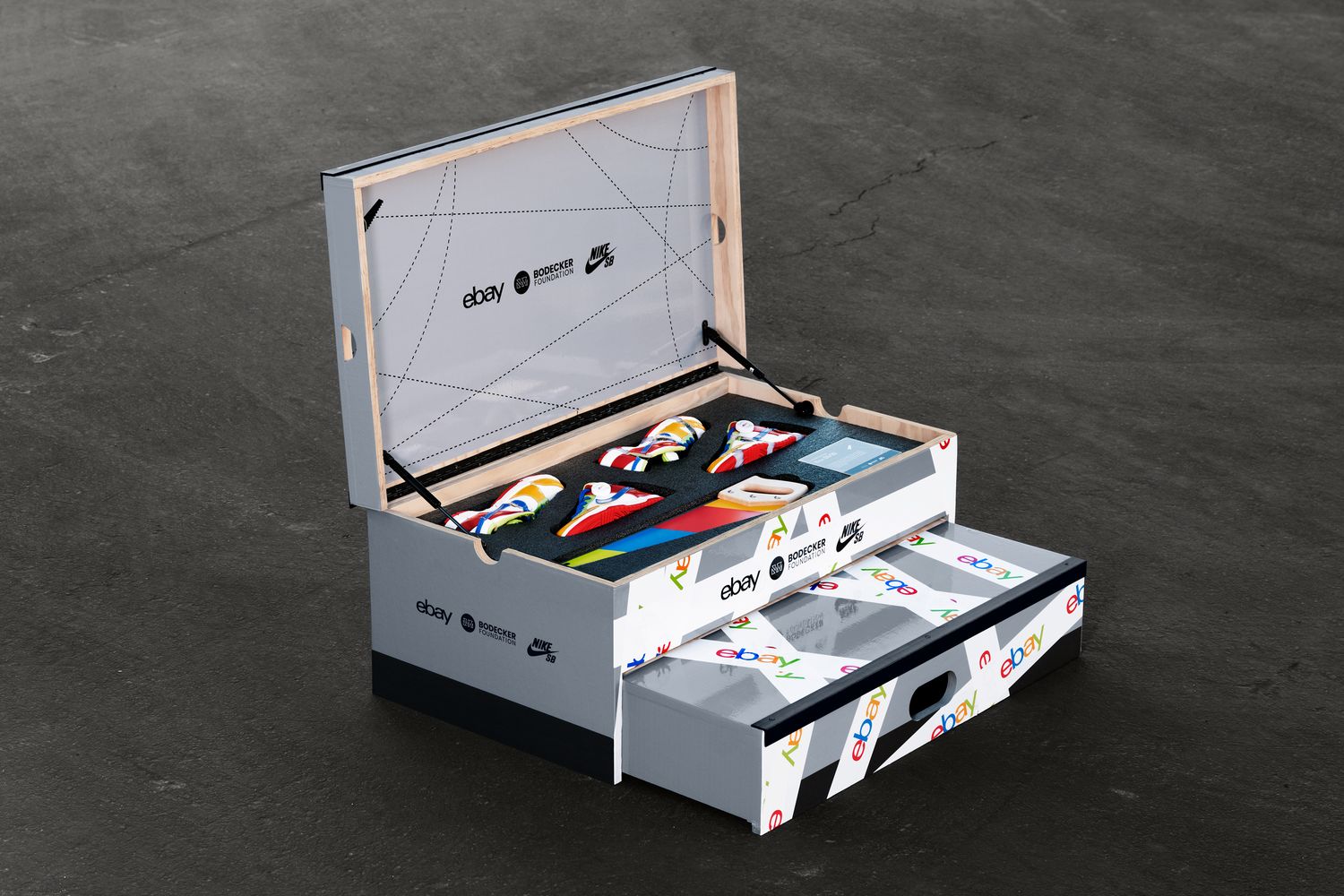 View of Nike Dunk shoe box.