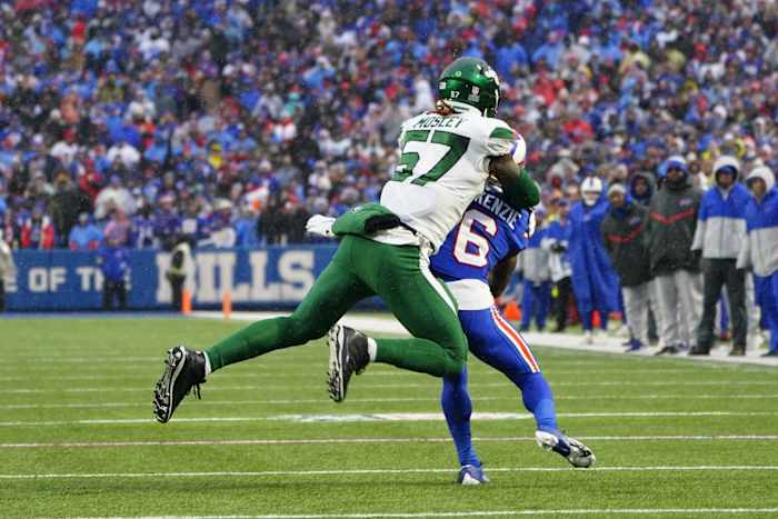 New York Jets LB C.J. Mosley tackles against Buffalo Bills
