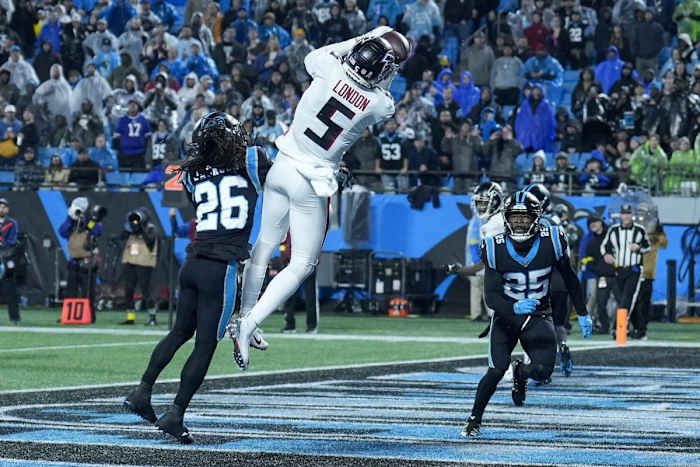 Atlanta Falcons wide receiver Drake London (5) catches a touchdown against the Carolina Panthers. Mandatory Credit: Jim Dedmon-USA TODAY Sports