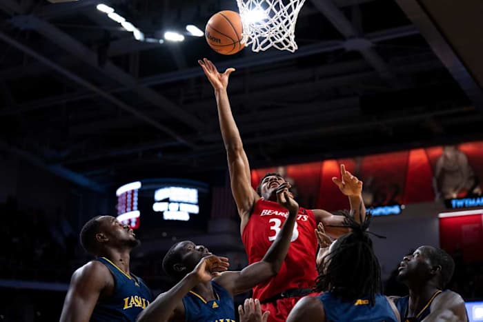 Cincinnati Bearcats forward Ody Oguama (33) hits a layup in the second half of the NCAA men s basketball game at Fifth Third Arena in Cincinnati on Saturday, Dec. 17, 2022. Cincinnati Bearcats defeated La Salle Explorers 78-60. Ncaa Basketball La Salle Explorers At Cincinnati Bearcats Ac