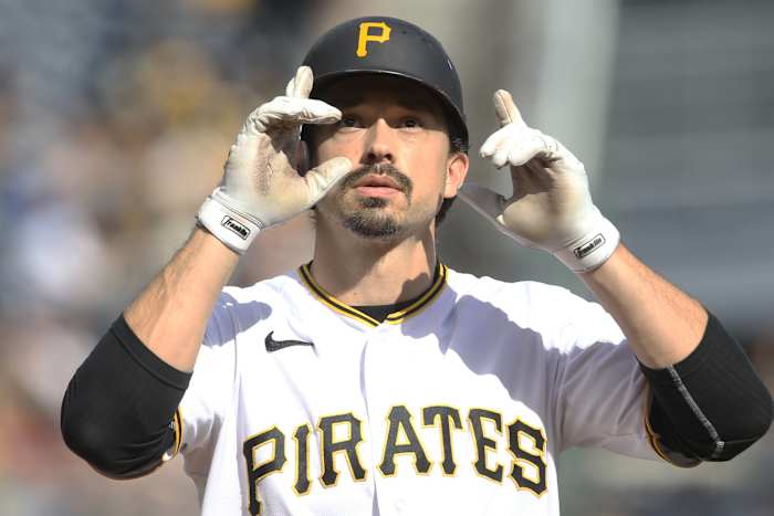 Pirates outfielder Bryan Reynolds points to the sky