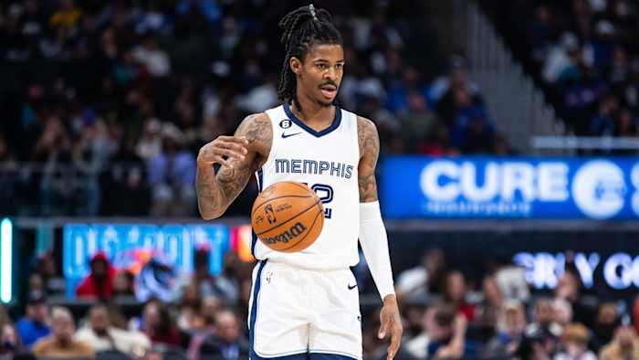 Ja Morant sets up a play for the Grizz.
