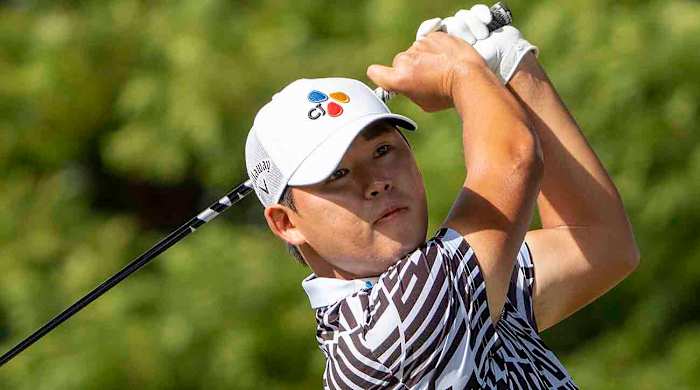 Si Woo Kim hits a tee shot in the final round of the 2023 Sony Open in Hawaii.