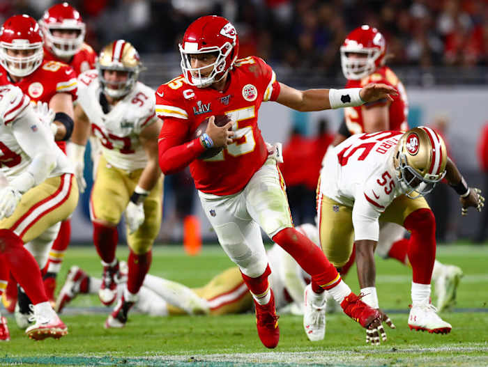Patrick Mahomes scrambles against the 49ers in Super Bowl LIV