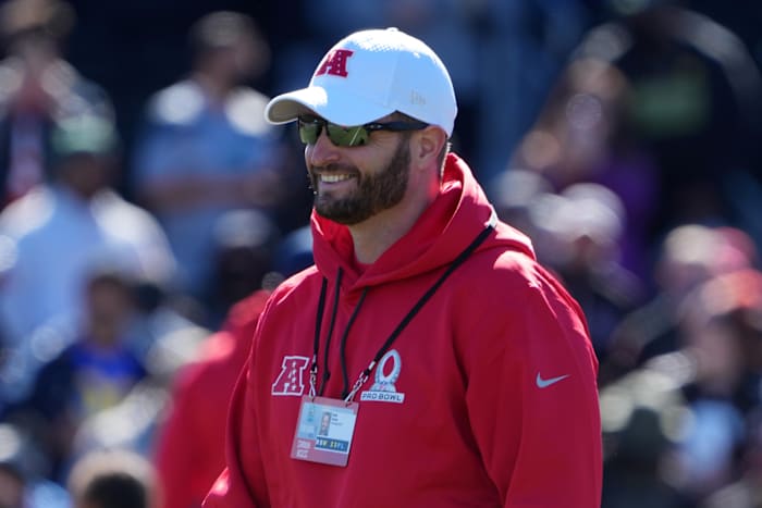 Tennessee Titans offensive line coach Keith Carter during AFC practice at the Las Vegas Ballpark.