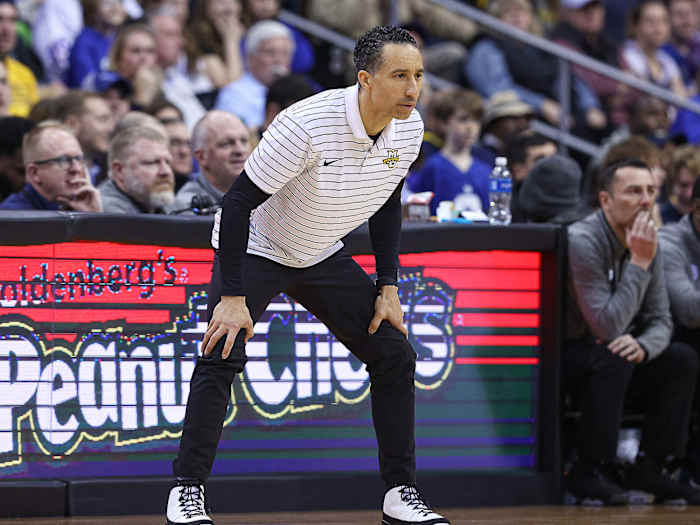Marquette’s Shaka Smart puts his hands on his thighs