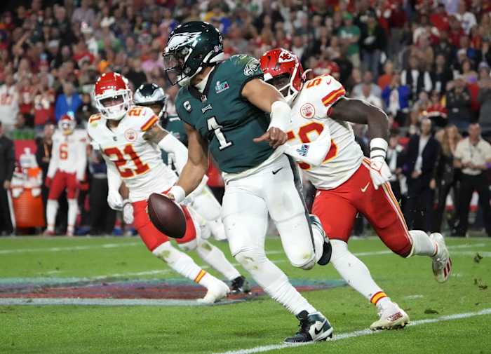 Eagles QB Jalen Hurts eludes Chiefs pressure in Super Bowl LVII
