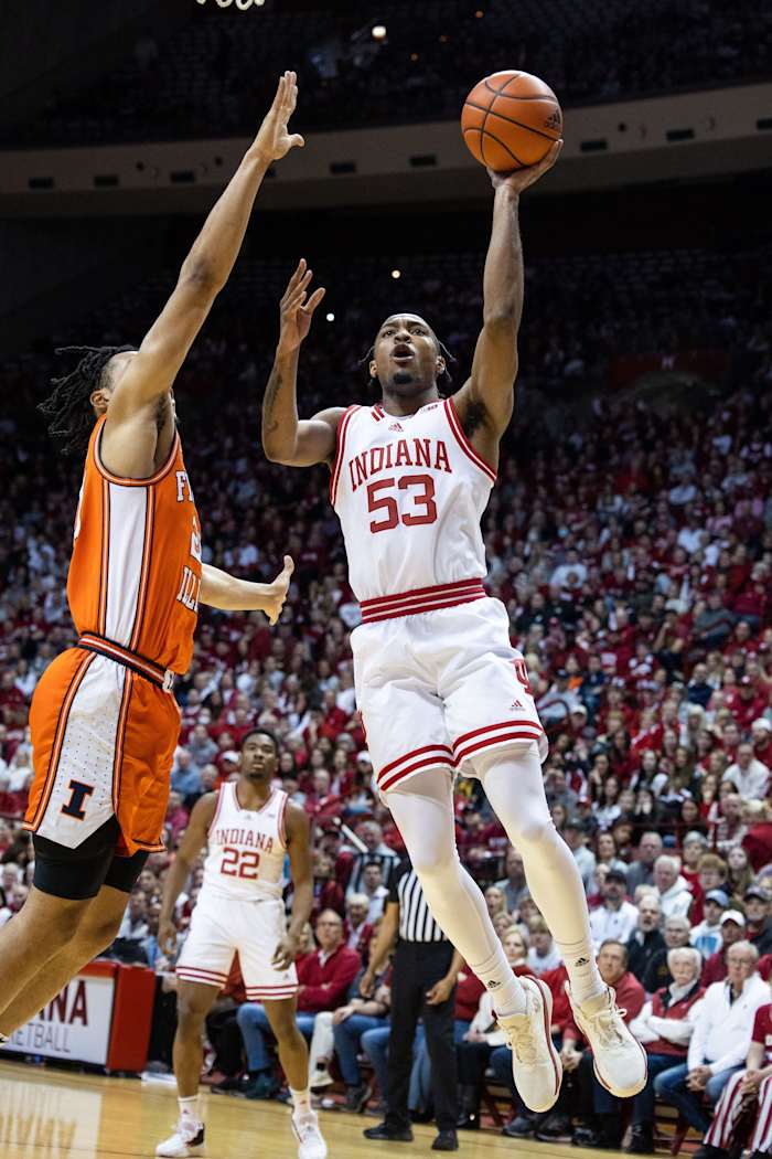 Tamar Bates (53) shoots the ball while Illinois Fighting Illini forward Connor Serven (2) defends in the first half.