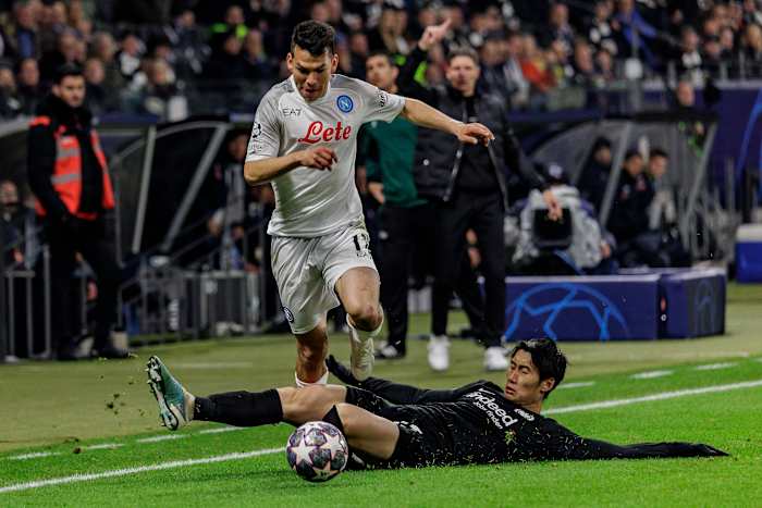 Chucky Lozano del Napoli en partido ante el Frankfurt por la Champions League