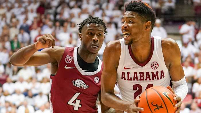 Arkansas Razorbacks guard Davonte Davis guarding Alabama Crimson Tide's Brandon Miller.