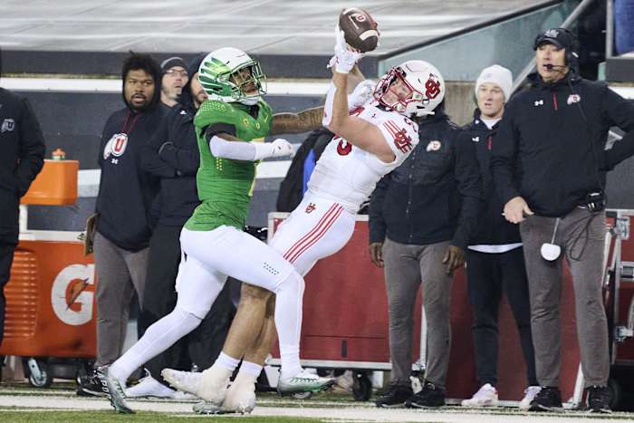 Nov 19, 2022; Eugene, Oregon, USA; Oregon Ducks defensive back Steve Stephens IV (7) is called for pass interference during the second half against Utah Utes tight end Dalton Kincaid (86) at Autzen Stadium. The Ducks won the game 20-17. Mandatory Credit: Troy Wayrynen-USA TODAY Sports