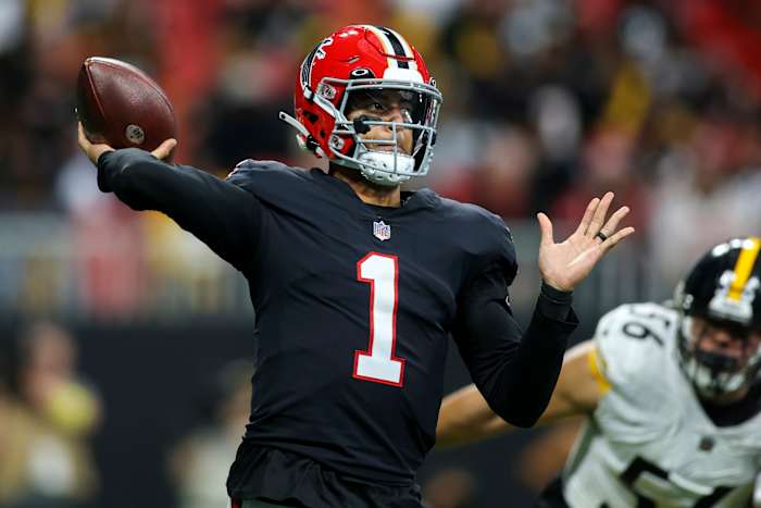 Atlanta Falcons quarterback Marcus Mariota (1) throws against the Pittsburgh Steelers in the first quarter at Mercedes-Benz Stadium.