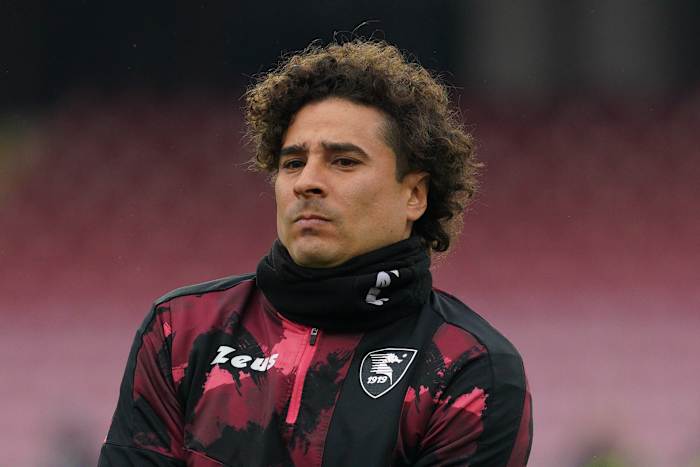 Guilllermo Ochoa en un partido con el Salernitana