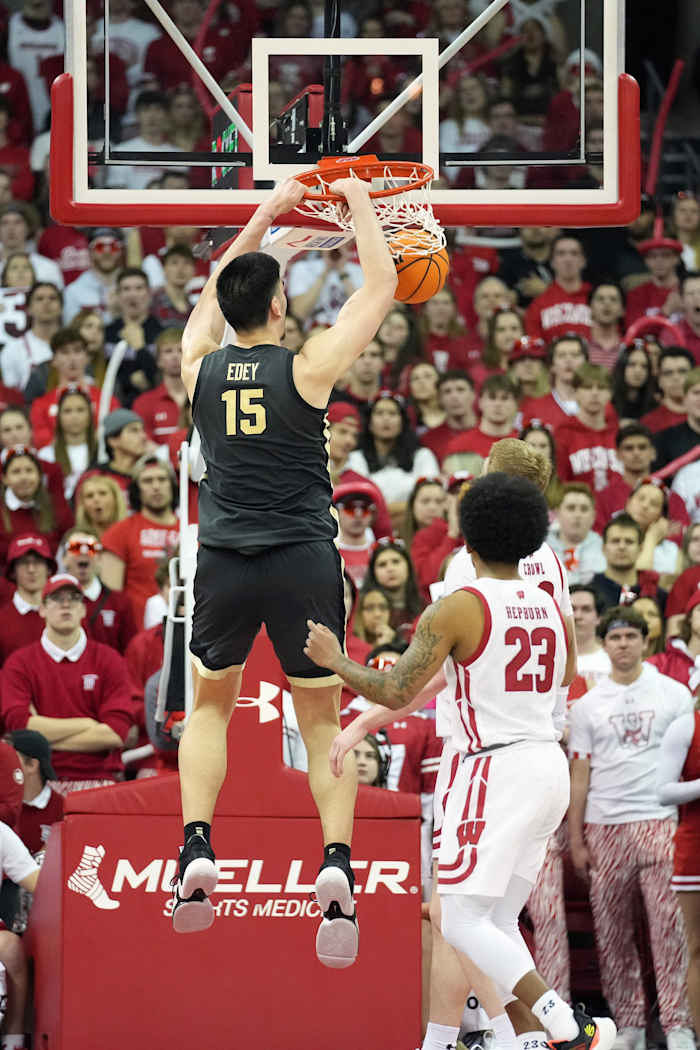 Zach Edey dunk at wisconsin