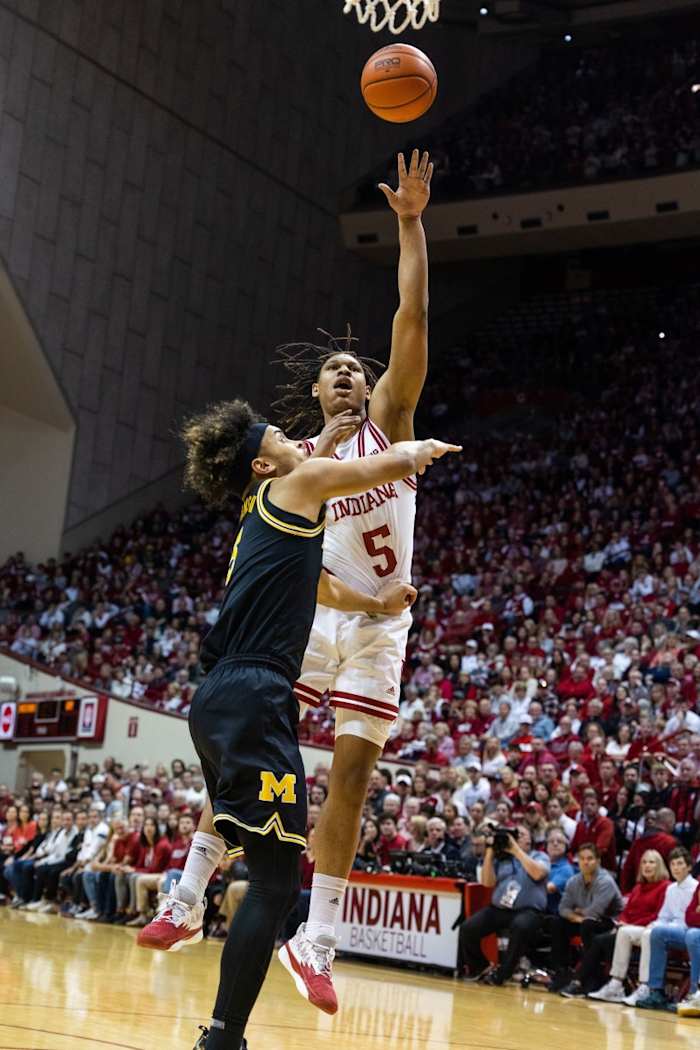 Malik Reneau (5) shoots the ball while Michigan Wolverines forward Terrance Williams II (5) defends.