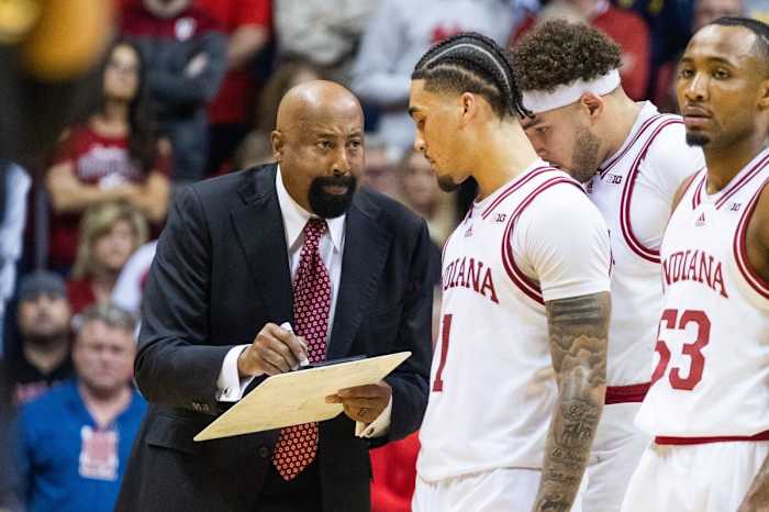Coach Mike Woodson and guard Jalen Hood-Schifino (1) in the second half against the Michigan Wolverines.
