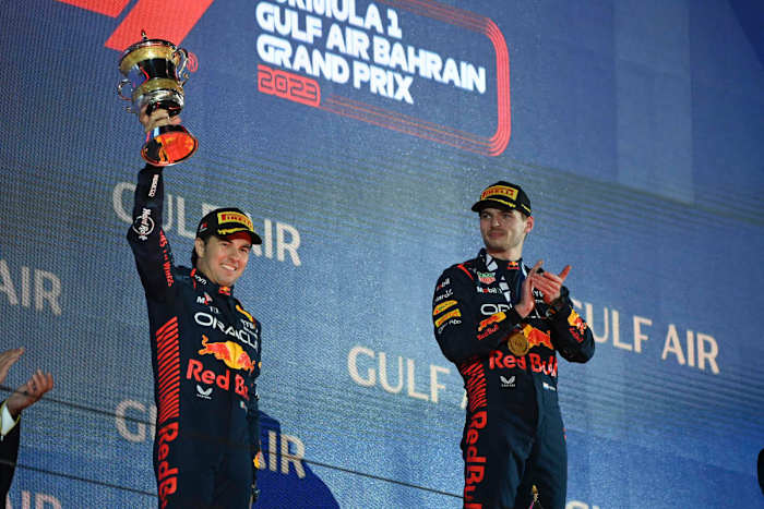 Checo Pérez y Max Verstappen de Red Bull celebran en lo más alto del podio en el Gran Premio de Bahréin 2023