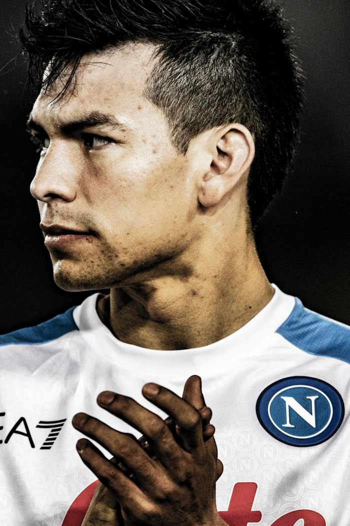 Chucky Lozano en partido con el Napoli