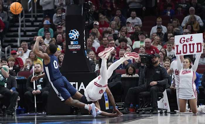 Tamar Bates (53) defends Penn State Nittany Lions guard Kanye Clary (0) during the first half at United Center.