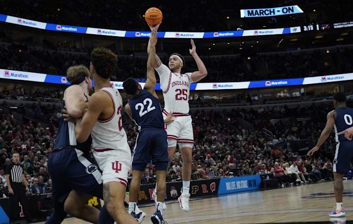 Race Thompson (25) shoots over Penn State Nittany Lions guard Jalen Pickett (22) during the first half at United Center.