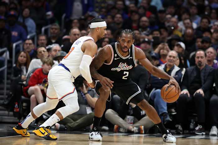 Knicks guard Josh Hart defends Clippers forward Kawhi Leonard.