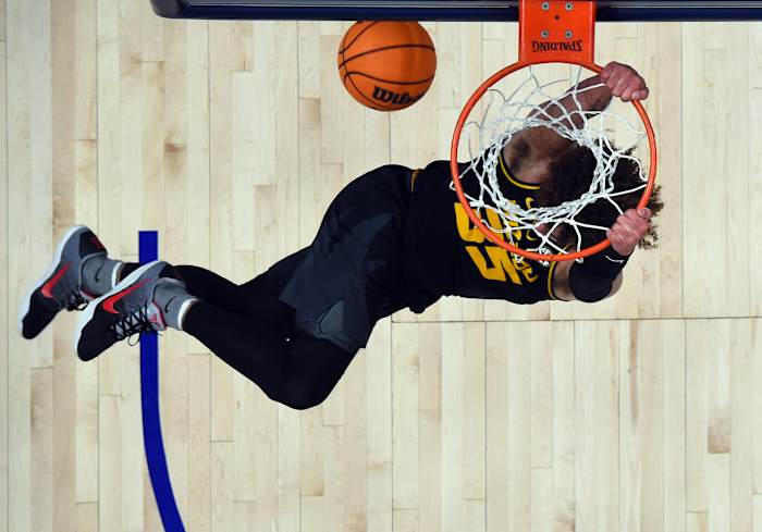 Missouri Tigers forward Noah Carter dunks the ball.