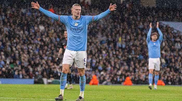 Erling Haaland complaining to the ref.