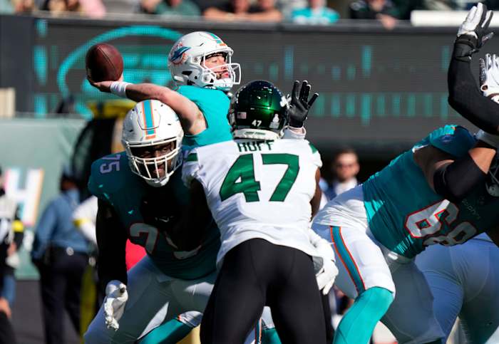 DE Bryce Huff pressures Dolphins QB Skylar Thompson