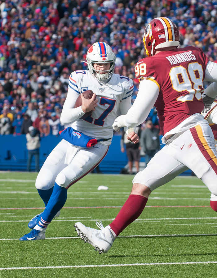 DT Matthew Ioannidis pursues Bills' QB Josh Allen
