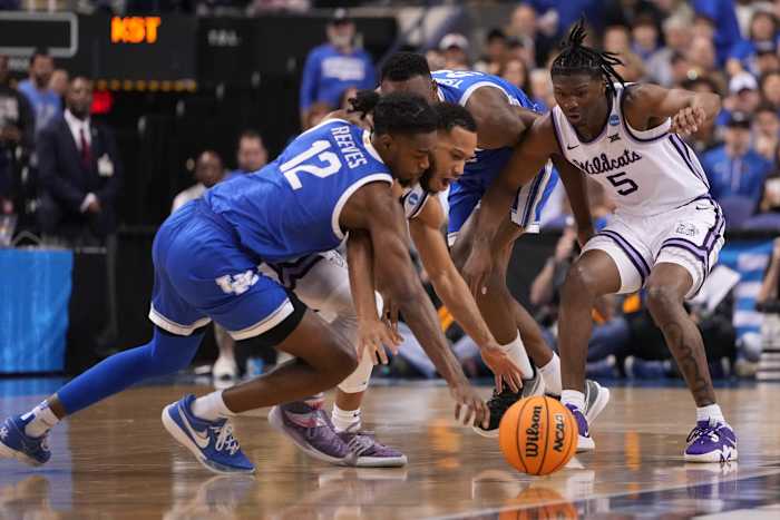 Kentucky Wildcats guard Antonio Reeves and Kansas State Wildcats guard Cam Carter reach for a loose ball.
