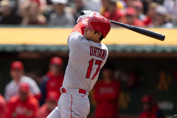 Shohei Ohtani en uniforme de los A's con el bat en la mano
