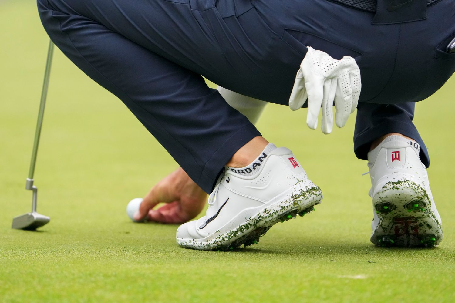 View of Scottie Scheffler's white golf shoes.