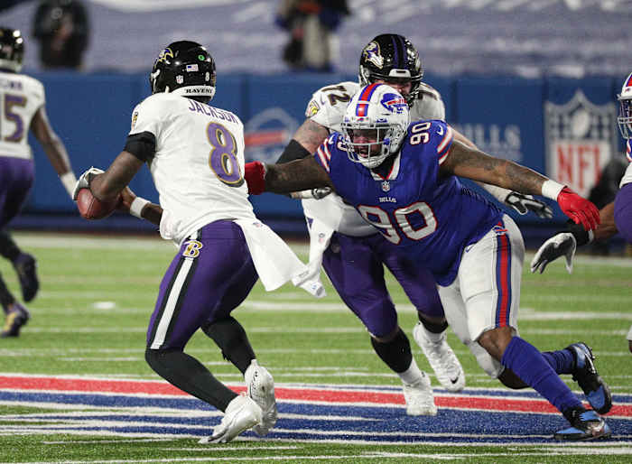 DT Quinton Jefferson pursues Ravens' QB Lamar Jackson in a 2020 AFC Divisional Round game