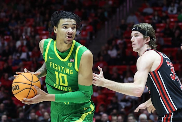 Oregon Ducks center Kel'el Ware (10) turns to the basket against Utah Utes center Branden Carlson (35) in the first half at Jon M. Huntsman Center.