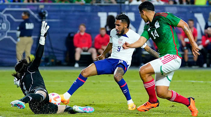 United States' Jesus Ferreira scores a goal as Mexico's goal keeper Carlos Acevedo and Victor Guzman.