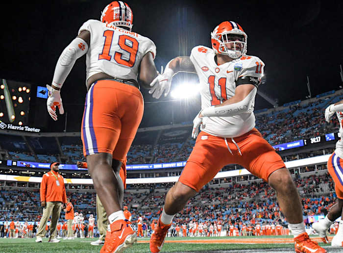 Bryan Bresee warms up before a game with defensive lineman DeMonte Capehart