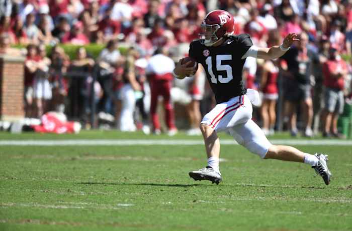 Alabam Crimson Tide quarterback Ty Simpson carries the ball.