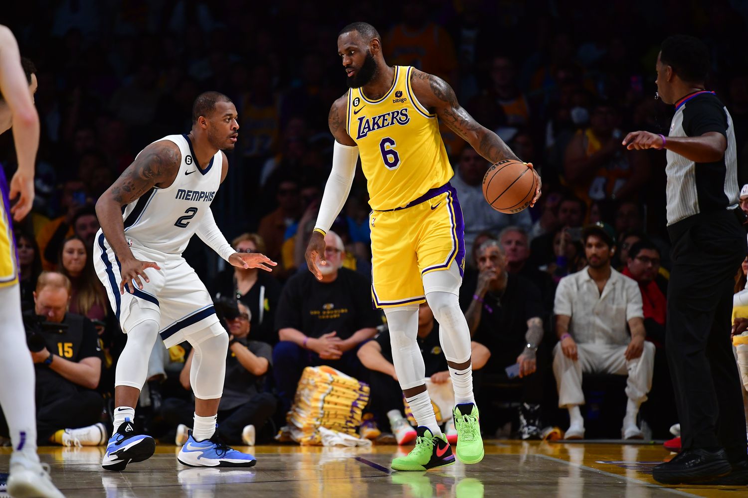 Memphis Grizzlies forward Xavier Tillman defends Los Angeles Lakers forward LeBron James.
