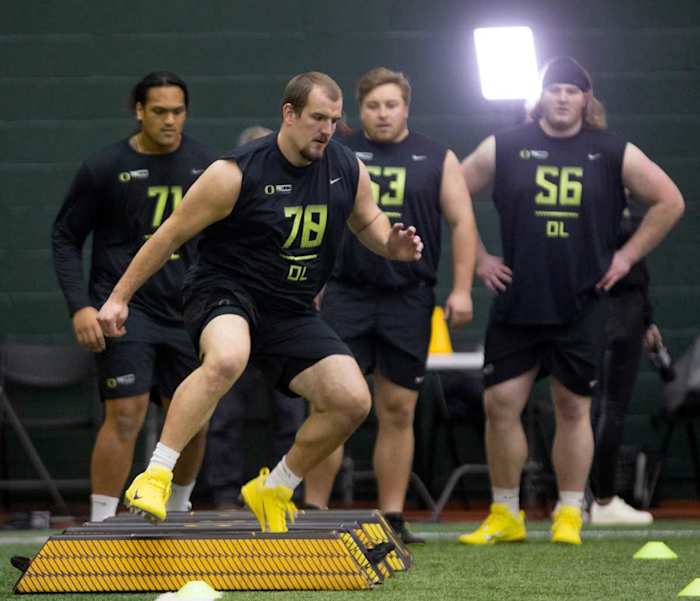 Alex Forsyth goes through drills at Oregon's 2023 Pro Day.