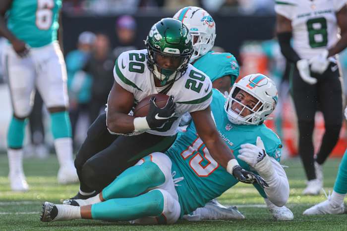 Jets' RB Breece Hall carries the ball in a 40-17 win over Miami at MetLife Stadium
