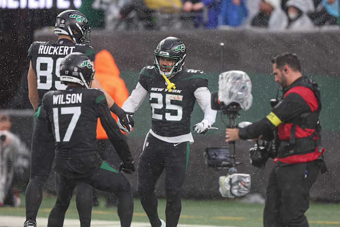 RB Ty Johnson celebrates with teammates
