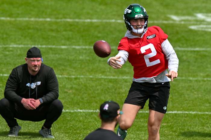 QB Zach Wilson warms up at Jets' OTAs