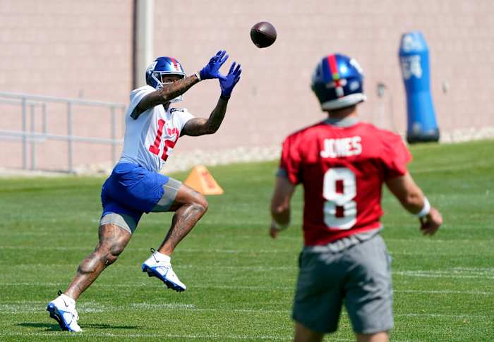 Darren Waller catches the ball as QB Daniel Jones stands in the foreground