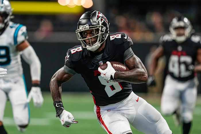 Kyle Pitts runs with the ball under one arm
